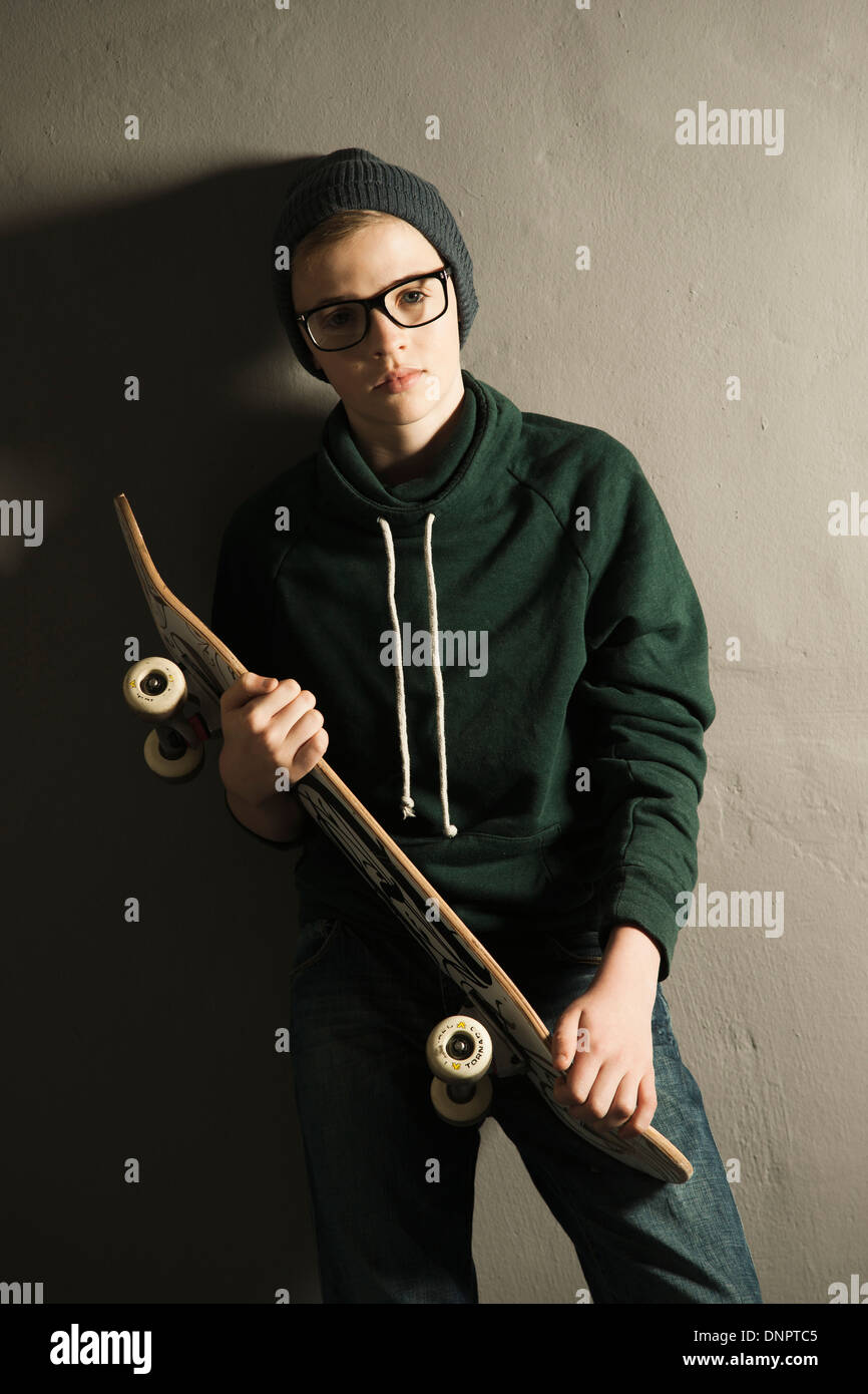 Ritratto di ragazzo con lo skateboard, Studio Shot Foto Stock