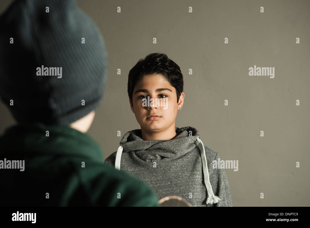 Ragazzo adolescente guardando il ragazzo, Studio Shot Foto Stock