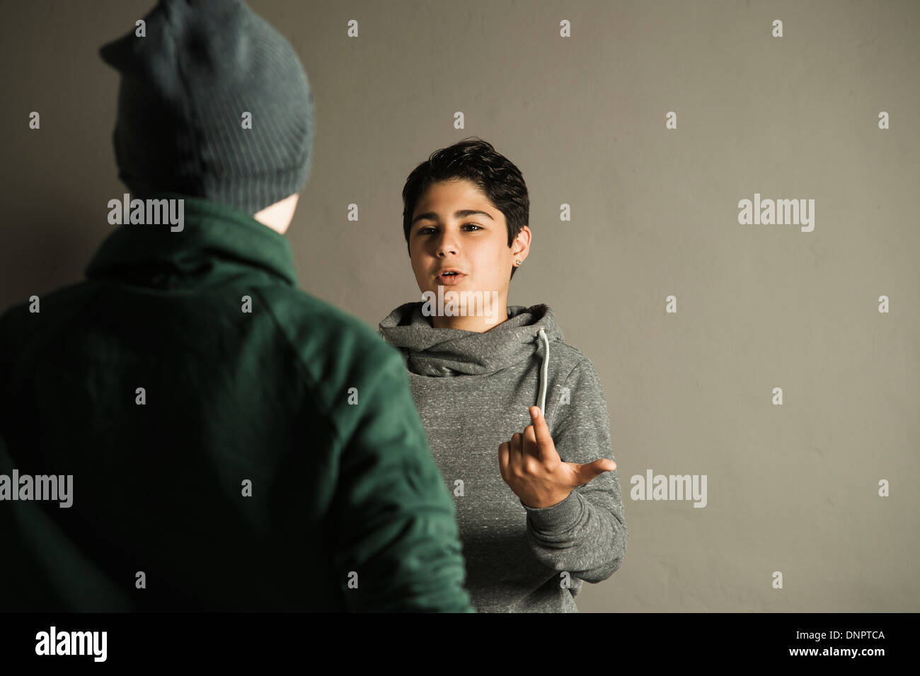 Ragazzo adolescente a parlare con un altro ragazzo, Studio Shot Foto Stock