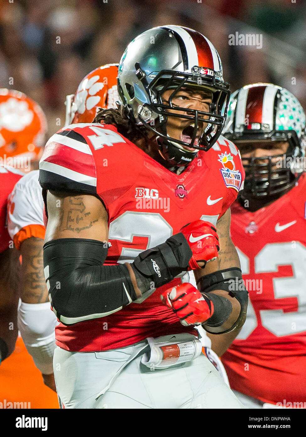 - Giardini di Miami, Florida, U . 3 gennaio, 2014. S: Ohio State Buckeyes difensivo fine Jamal Marcus (34) celebra durante la scoperta Orange Bowl tra la Clemson Tigers e la Ohio State Buckeyes Al Sun Life Stadium di Miami, FL Credito: csm/Alamy Live News Foto Stock