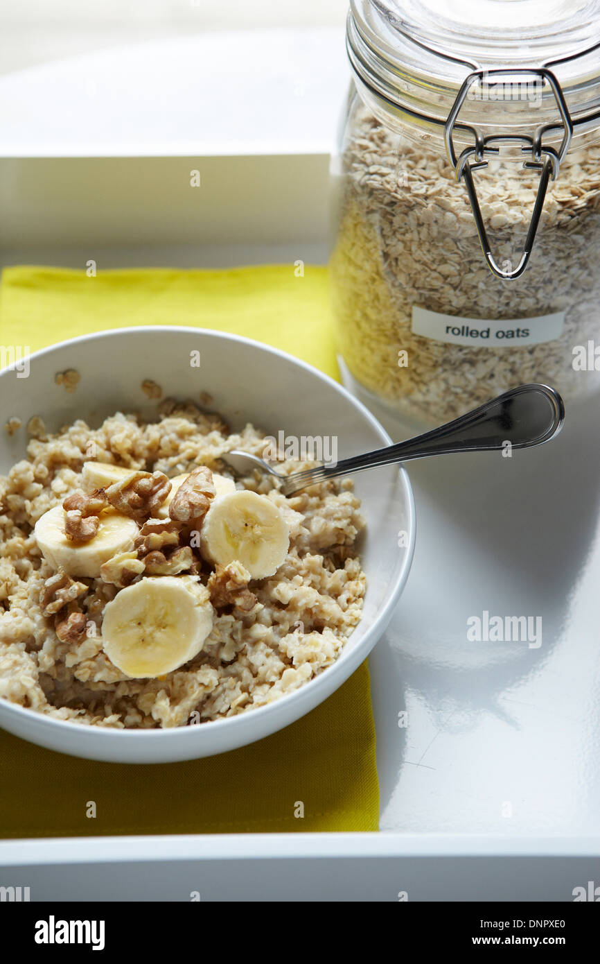 Ciotola di farina di avena con fette di banana e le noci, Studio Shot Foto Stock