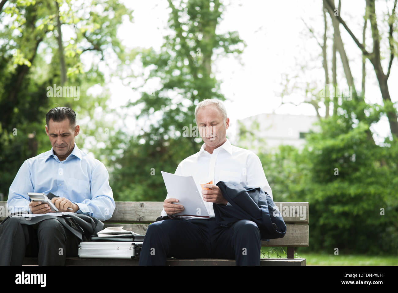 Gli operatori su una panchina nel parco, Mannheim, Baden-Württemberg, Germania Foto Stock