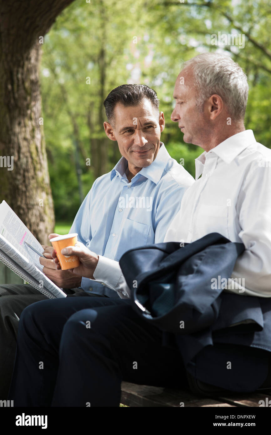 Gli operatori su una panchina nel parco, Mannheim, Baden-Württemberg, Germania Foto Stock