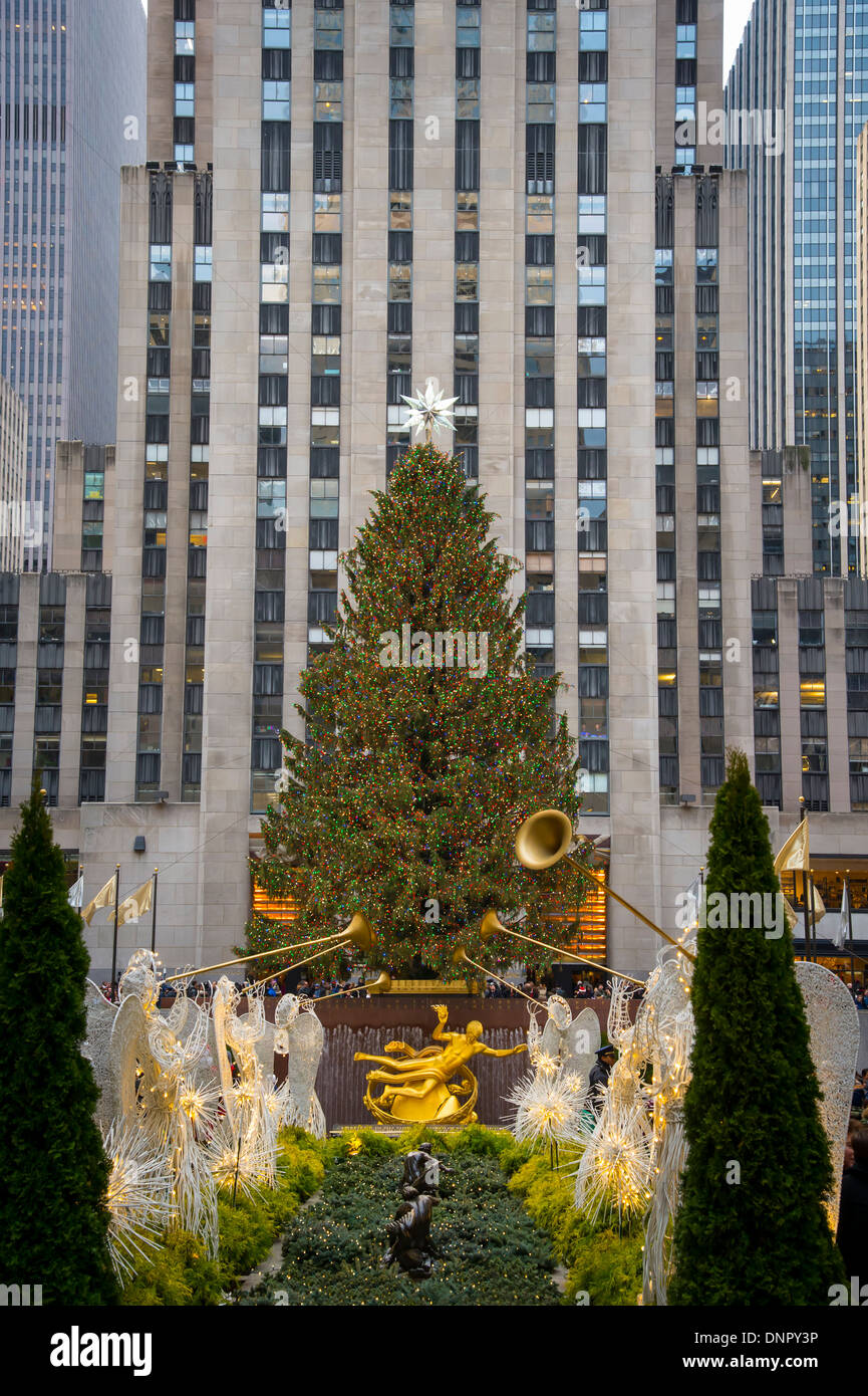Il Rockefeller Center albero di Natale, New York, NY In Inverno tempo di Natale Foto Stock