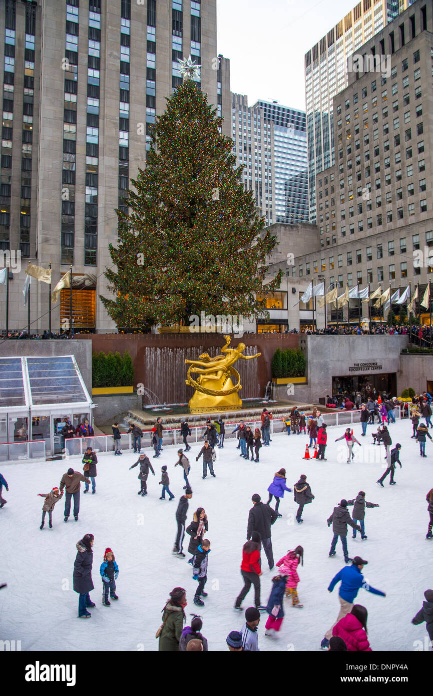 Il Rockefeller Center albero di Natale, New York, NY In Inverno tempo di Natale Foto Stock