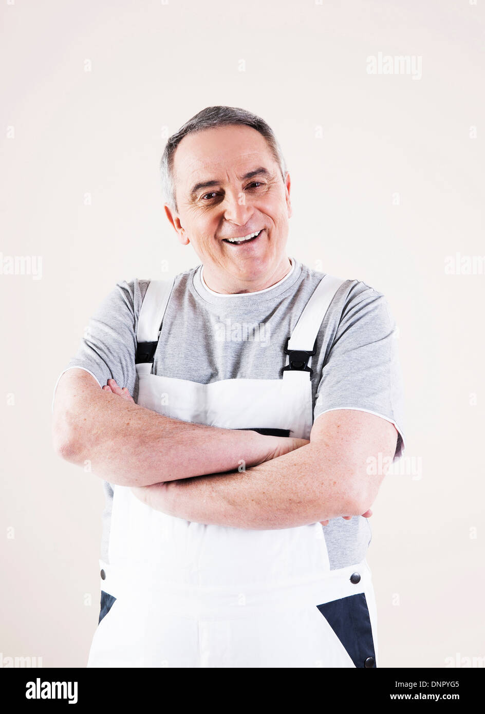 Ritratto di uomo indossando tute da lavoro, studio Shot Foto Stock