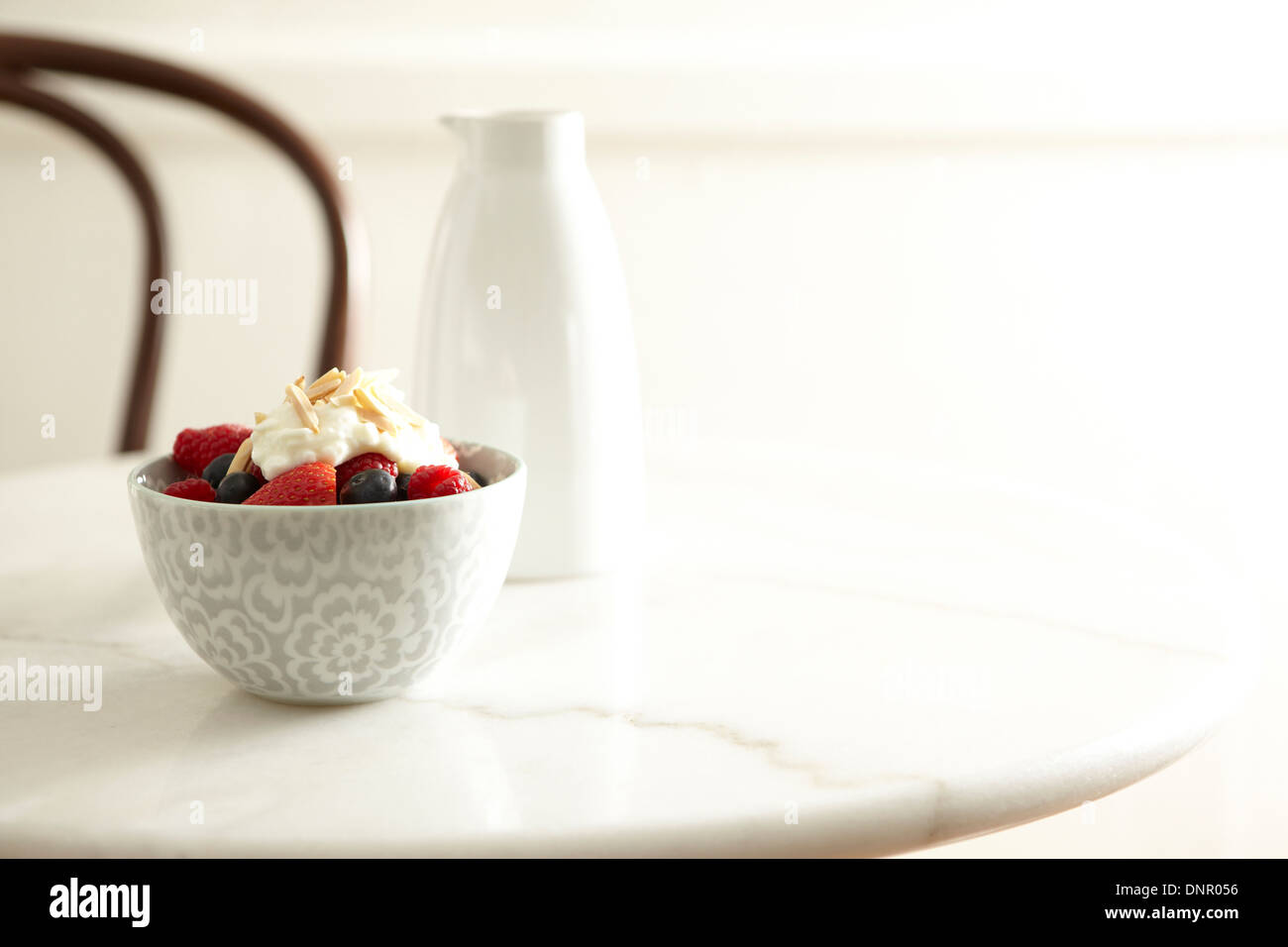 Frutti di bosco e yogurt in una terrina Studio Shot Foto Stock