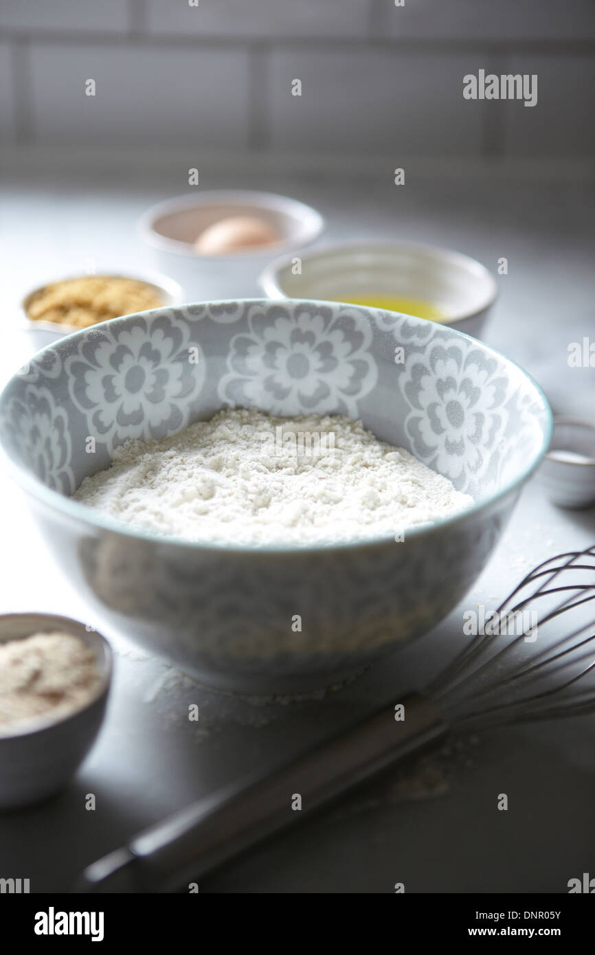 Ciotola di farina con frusta e la cottura Ingredienti, Studio Shot Foto Stock