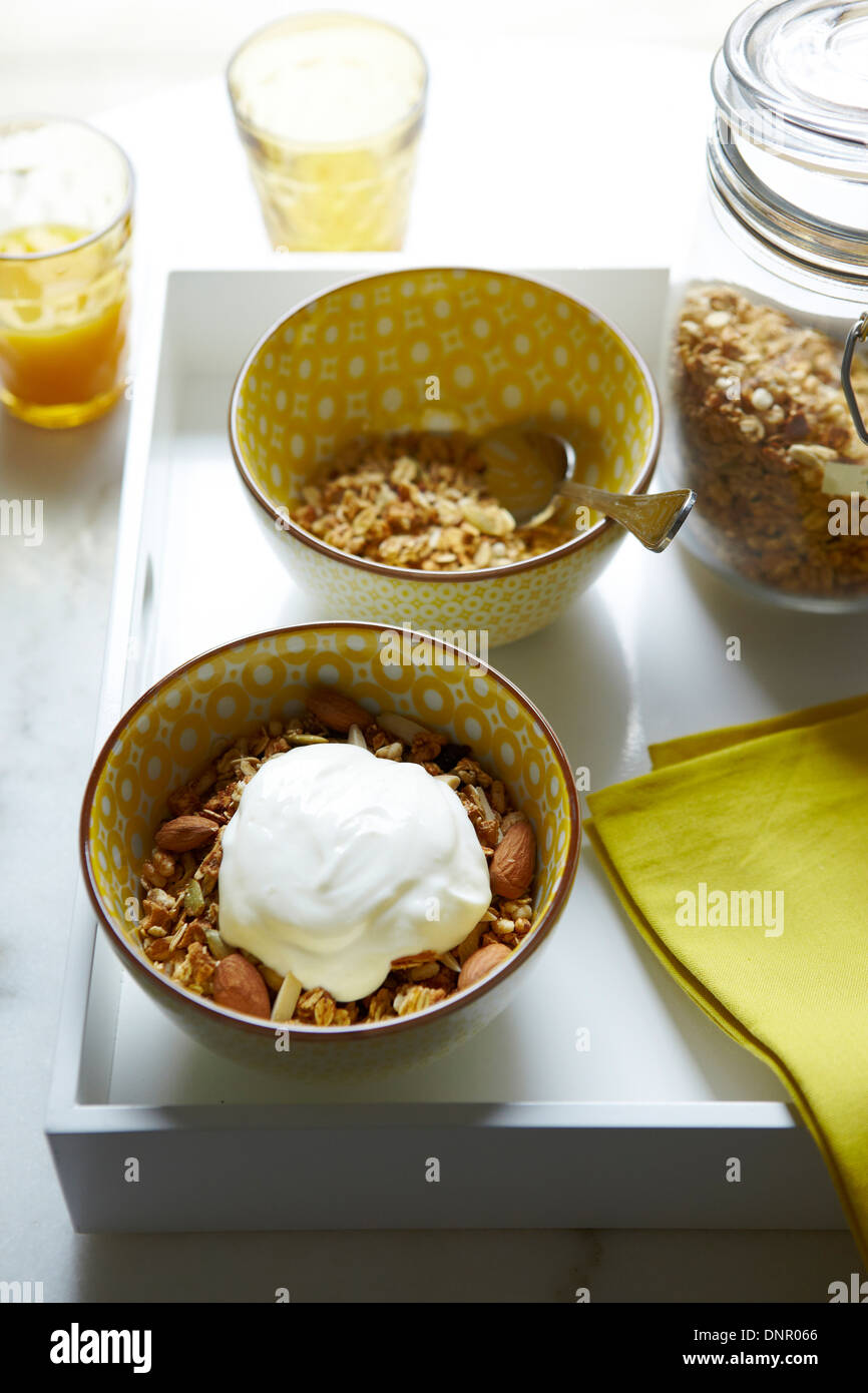 Bocce di granola con mandorle e yogurt, Studio Shot Foto Stock