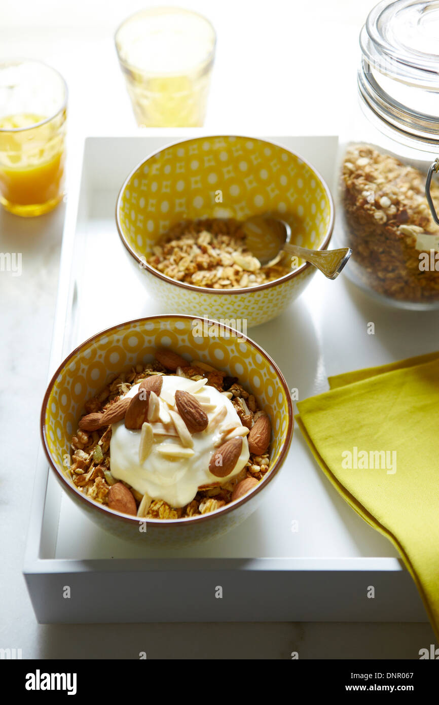 Bocce di granola con mandorle e yogurt, Studio Shot Foto Stock