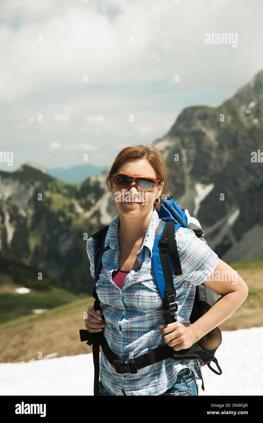Ritratto di donna matura escursioni in montagna, Valle di Tannheim, Austria Foto Stock