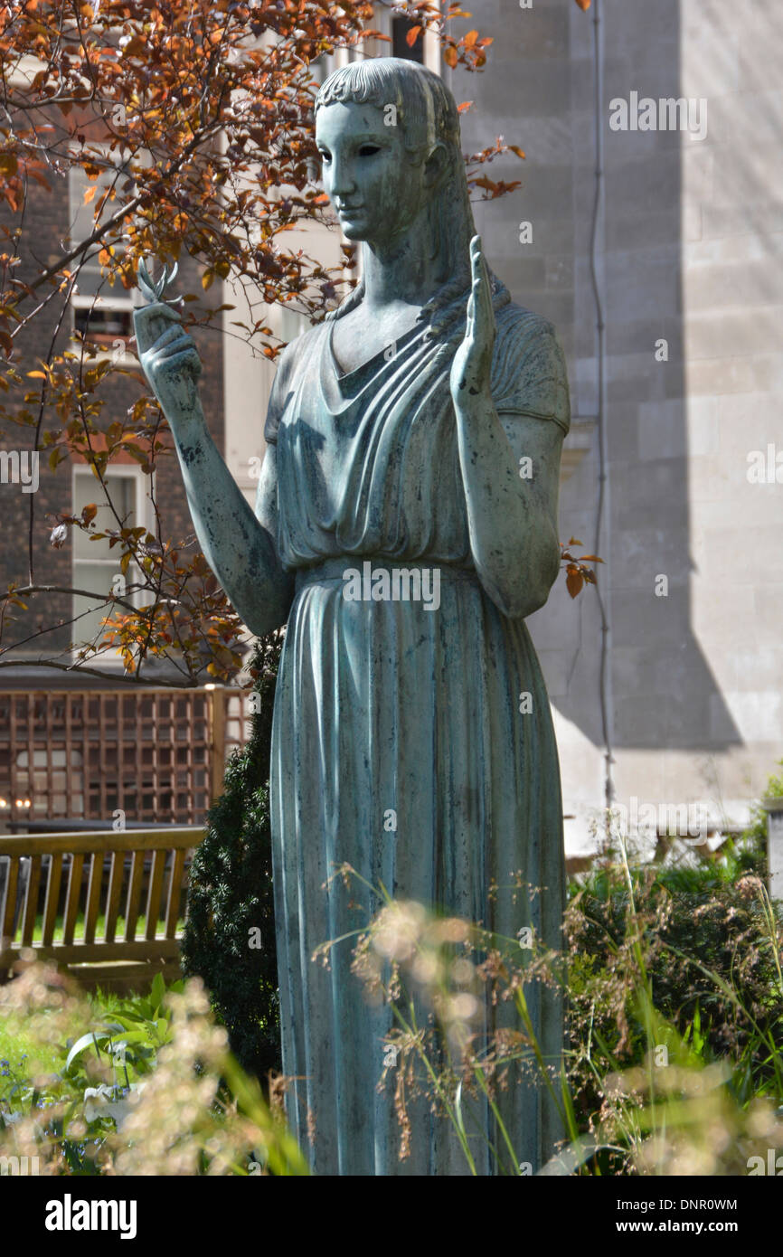 Statua della pace progettato da Alfred F Hardiman nel Southwood Giardino della Rimembranza accanto a St James's Chiesa Piccadilly West End di Londra Inghilterra REGNO UNITO Foto Stock