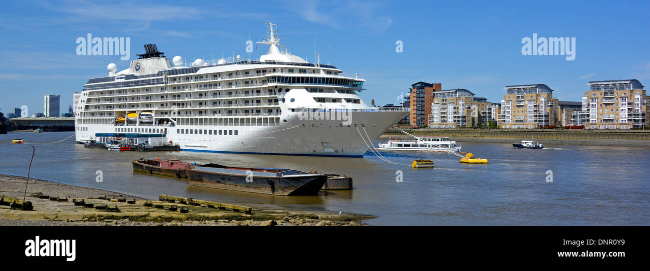 Il mondo hotel galleggiante e la nave di crociera ormeggiato sul fiume Tamigi con la City of London skyline Gherkin oltre Foto Stock