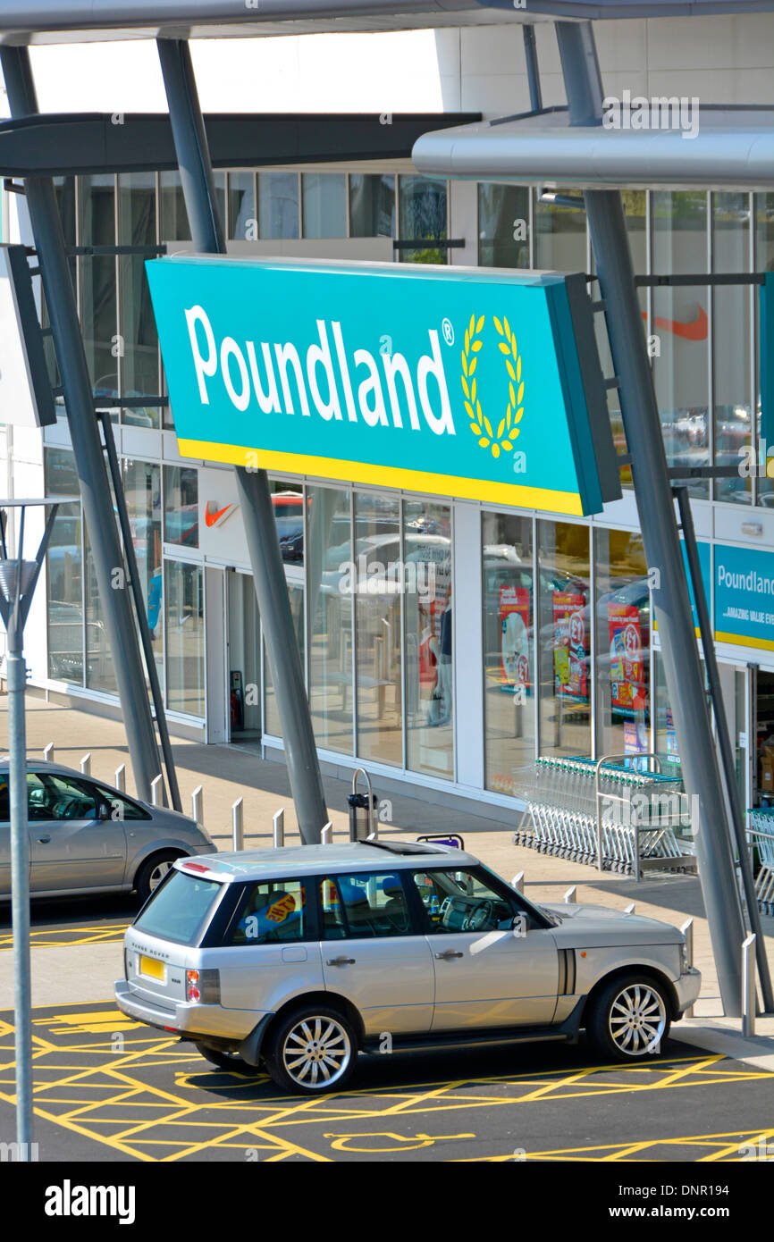 Poundland store su il Lakeside Retail Park shopping center incluso parcheggio disabili baie Foto Stock