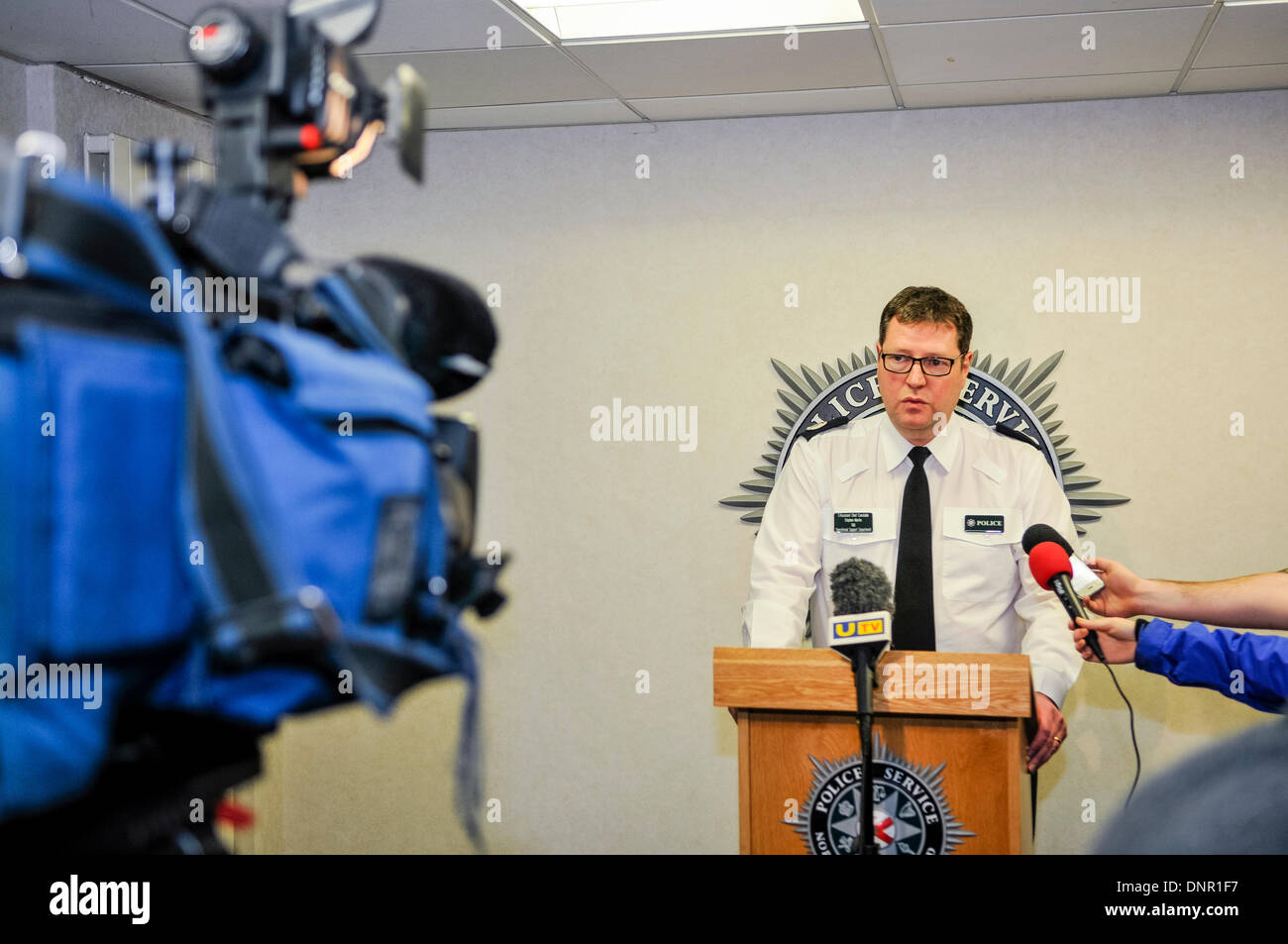 Belfast, Irlanda del Nord. 2rd Jan 2013 - Assistant CHIEF CONSTABLE Stephen Martin dal servizio di polizia dell'Irlanda del Nord tiene una conferenza stampa in multi-disciplinare pianificazione flood, e segnala inoltre il rischio di inondazioni diffusa. Credito: Stephen Barnes/Alamy Live News Foto Stock