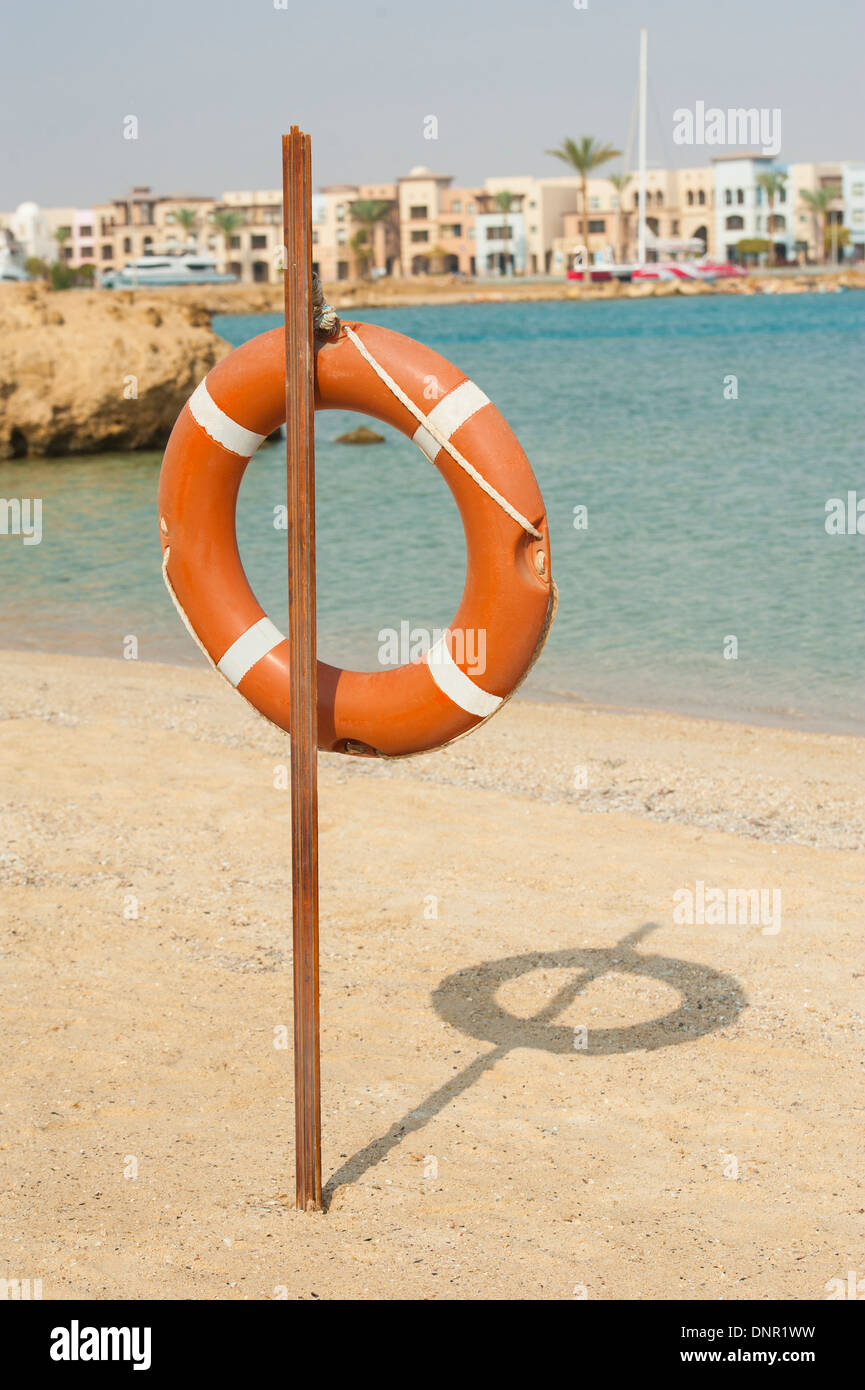 Anello di vita boa di apparecchiature di sicurezza appeso su una spiaggia tropicale Foto Stock