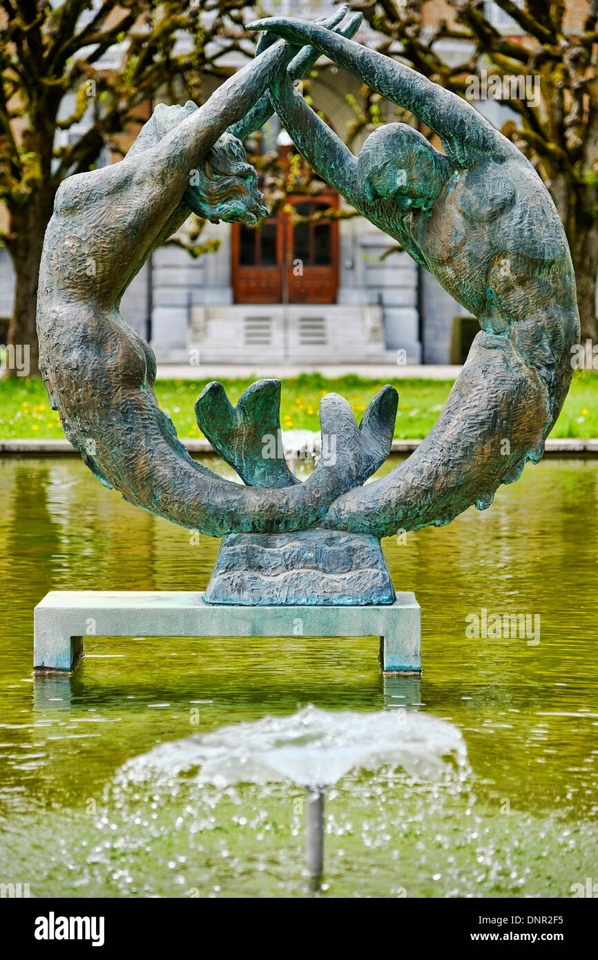 La scultura e la fontana davanti all'ingresso principale del Muensingen Ospedale Psichiatrico di Muensingen, Berna, Svizzera. Foto Stock