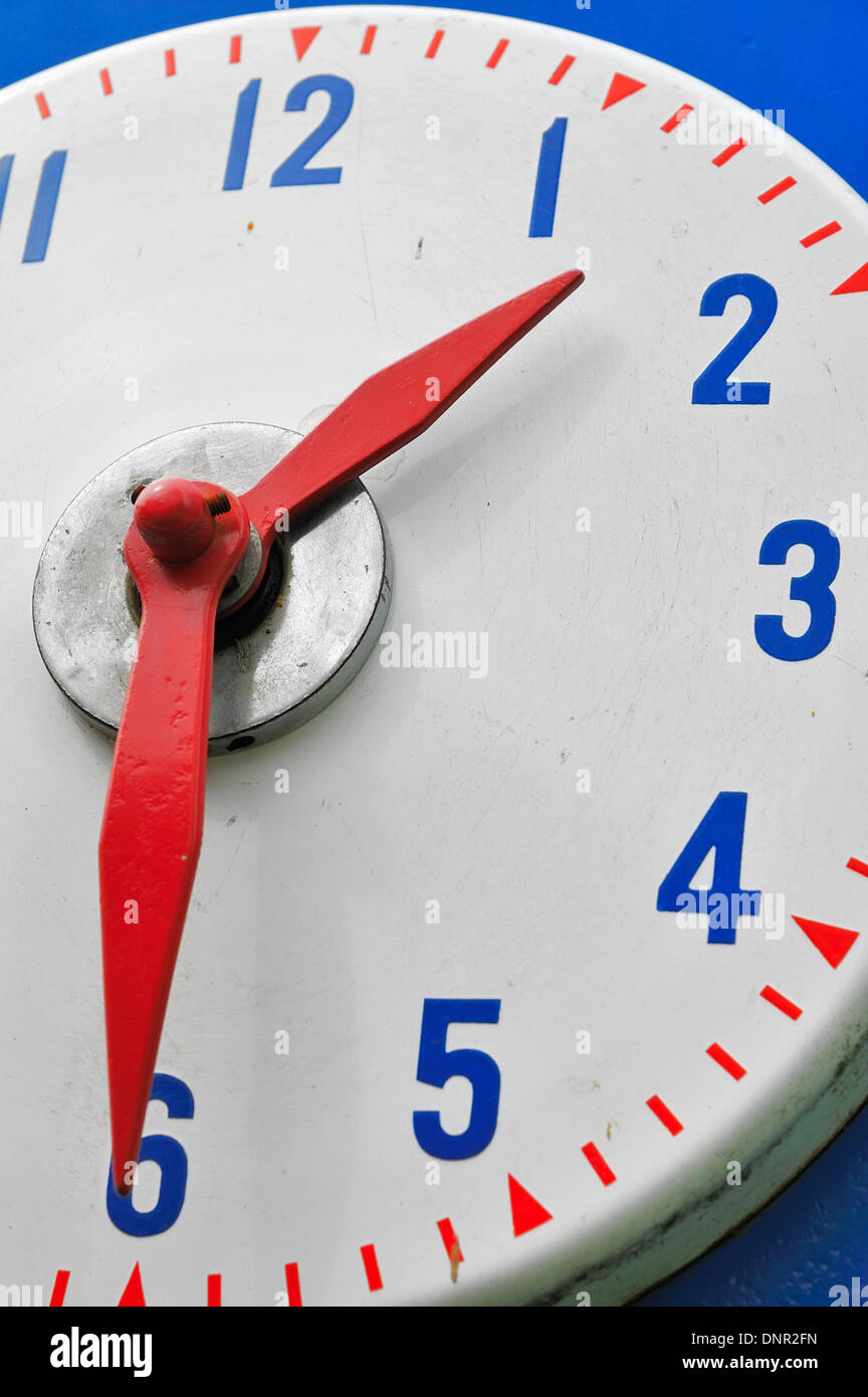 Stazione ferroviaria orologio, il modello di treno club Aaretal Münsingen,all'Muensingen Ospedale Psichiatrico di Muensingen, Berna, Svizzera. Foto Stock