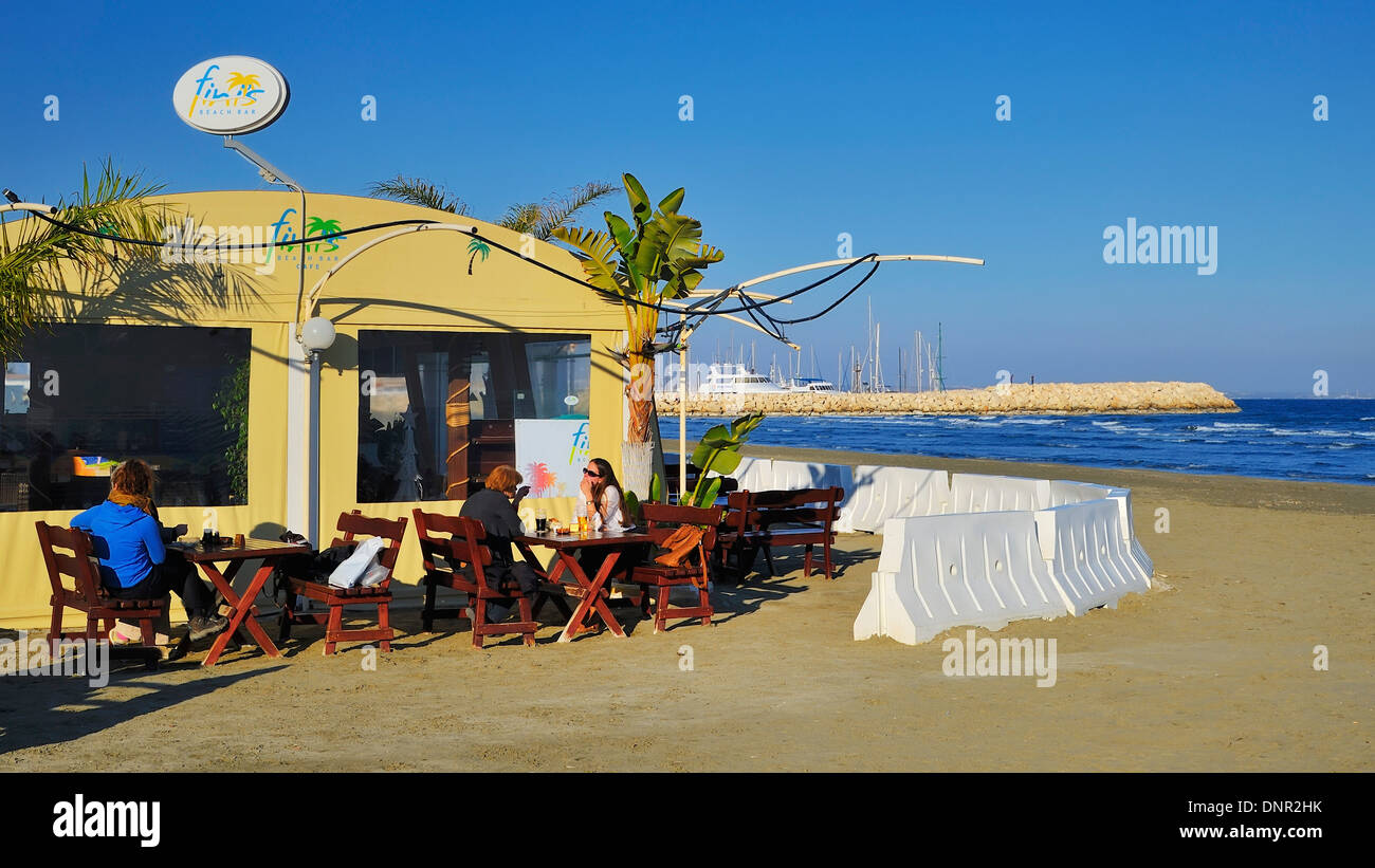 Il popolo godere il caldo sole presso la spiaggia di Phinikoudes in Larnaca, Cipro. Foto Stock