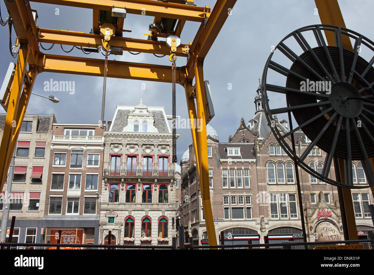 Macchinari pesanti apparecchiature su Rokin street in Amsterdam, lavori di costruzione per la nuova linea metropolitana, Holland, Paesi Bassi. Foto Stock