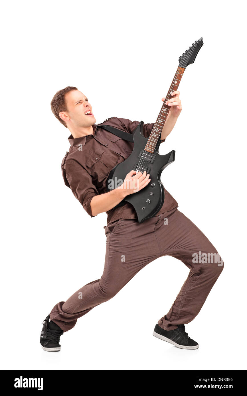 A piena lunghezza Ritratto di un giovane uomo giocando su una chitarra elettrica Foto Stock