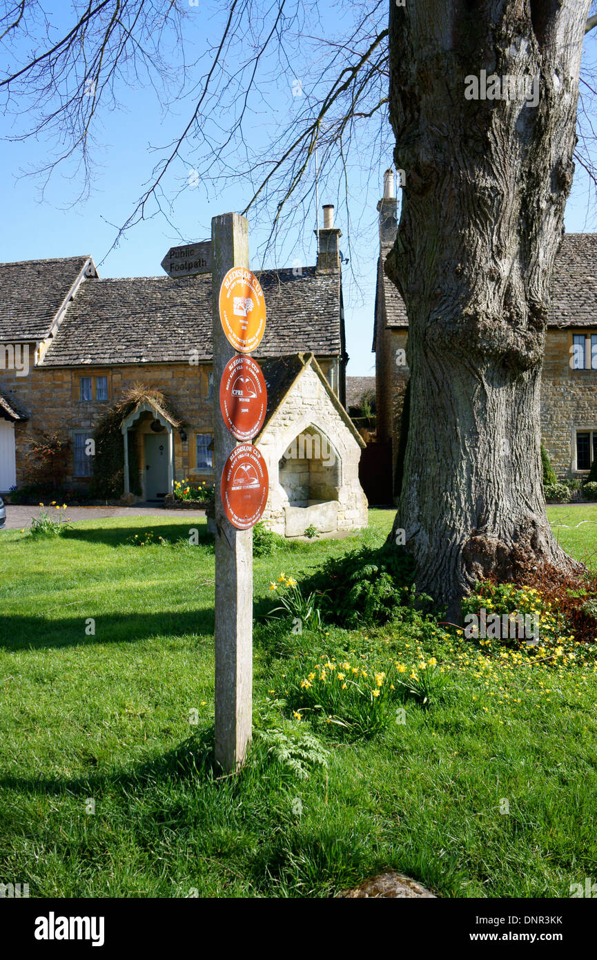 Sentiero pubblico & Bledisloe Cup ' vincitore del miglior conservati Village' segni in Lower Slaughter, Gloucestershire, Inghilterra. Foto Stock