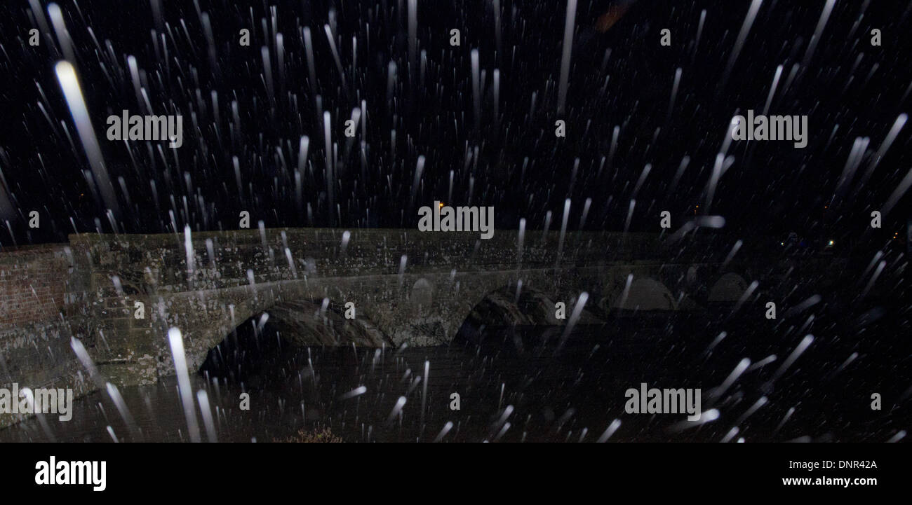 Iford, Christchurch, Dorset, Regno Unito . 02Jan, 2014. I residenti sono evacuati dal ponte Iford Home Park sito. I livelli di acqua sono in aumento con alte maree di 10:00 di domani mattina. Piove con heavy rain meteo durante la notte e l'agenzia per l'ambiente è di avvertimento più inondazioni. I residenti sono arrabbiati dopo supporto scarso e non dei sacchi di sabbia sul giorno di Natale alluvione. La strada le luci sono accese ma le case sono vuote e nelle tenebre. Credito: Roger Allen Fotografia/Alamy Live News Foto Stock