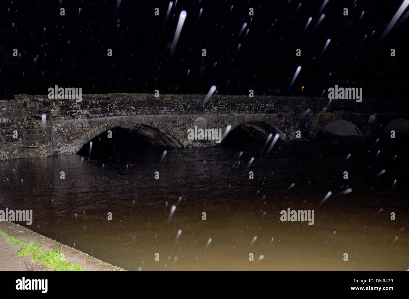 Iford, Christchurch, Dorset, Regno Unito . 02Jan, 2014. I residenti sono evacuati dal ponte Iford Home Park sito. I livelli di acqua sono in aumento con alte maree di 10:00 di domani mattina. Piove con heavy rain meteo durante la notte e l'agenzia per l'ambiente è di avvertimento più inondazioni. I residenti sono arrabbiati dopo supporto scarso e non dei sacchi di sabbia sul giorno di Natale alluvione. La strada le luci sono accese ma le case sono vuote e nelle tenebre. Credito: Roger Allen Fotografia/Alamy Live News Foto Stock