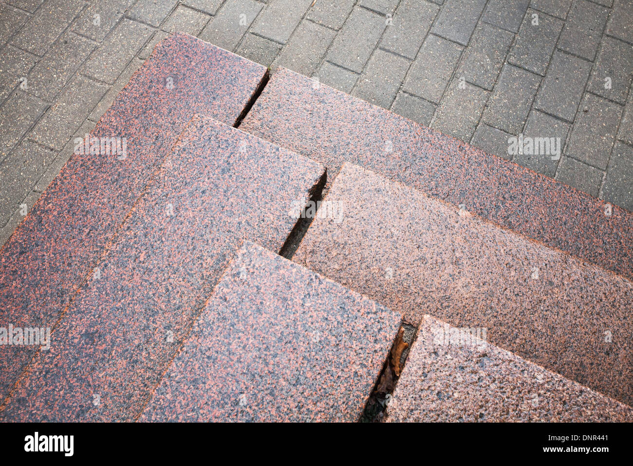 Scale realizzata in granito rosso sul marciapiede grigio Foto Stock