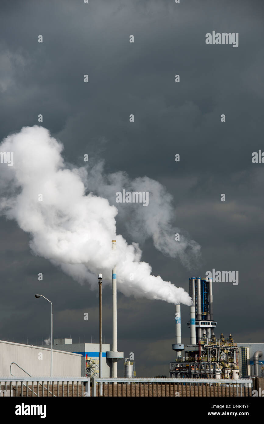 Fumo pesante dal camino industriale inquinare l'ambiente Foto Stock