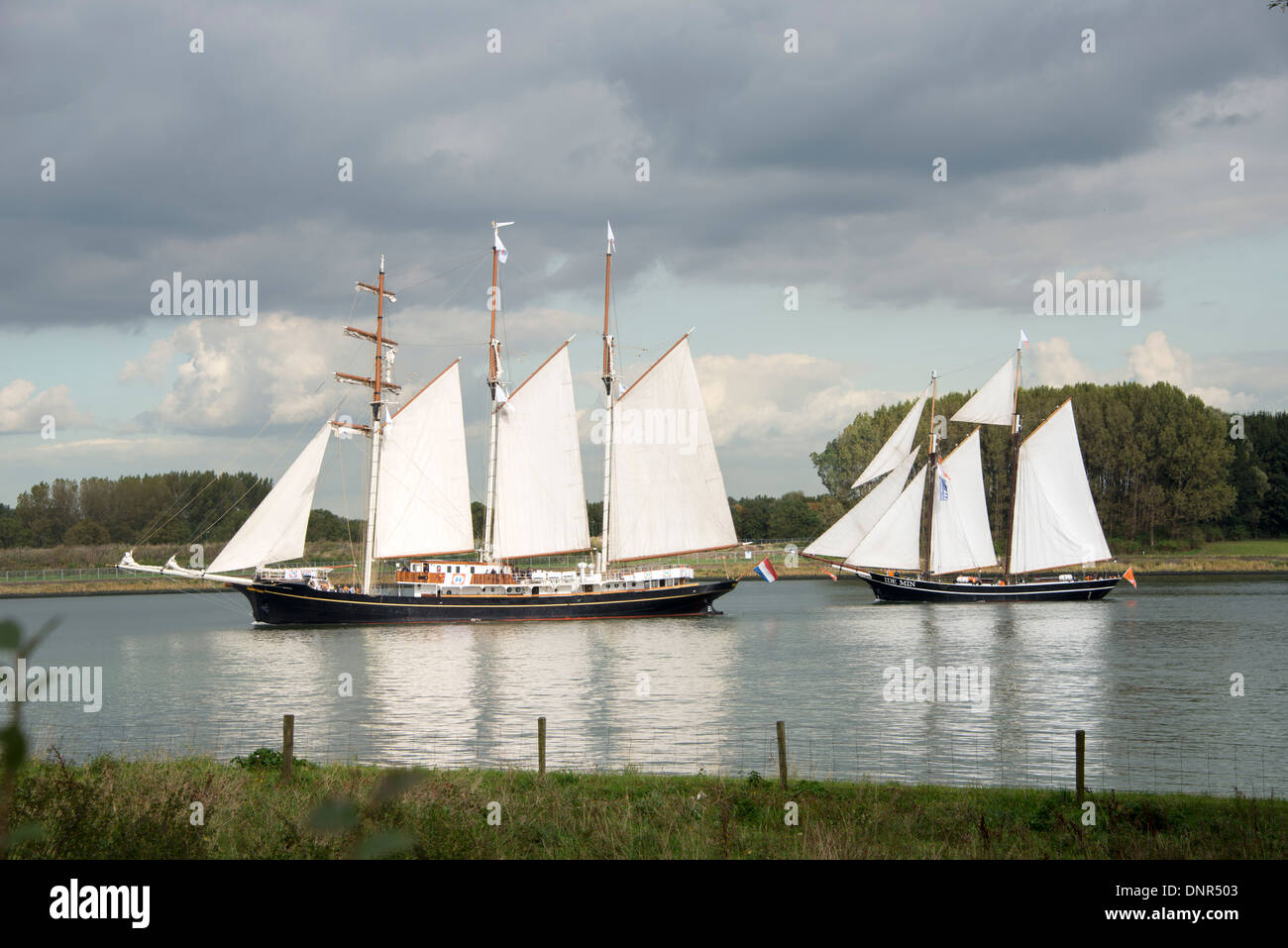 La nave Flying Dutchman vele al di fuori del porto di Rotterdam,su ottobre 10,2012 a Rotterdam, Paesi Bassi. Foto Stock