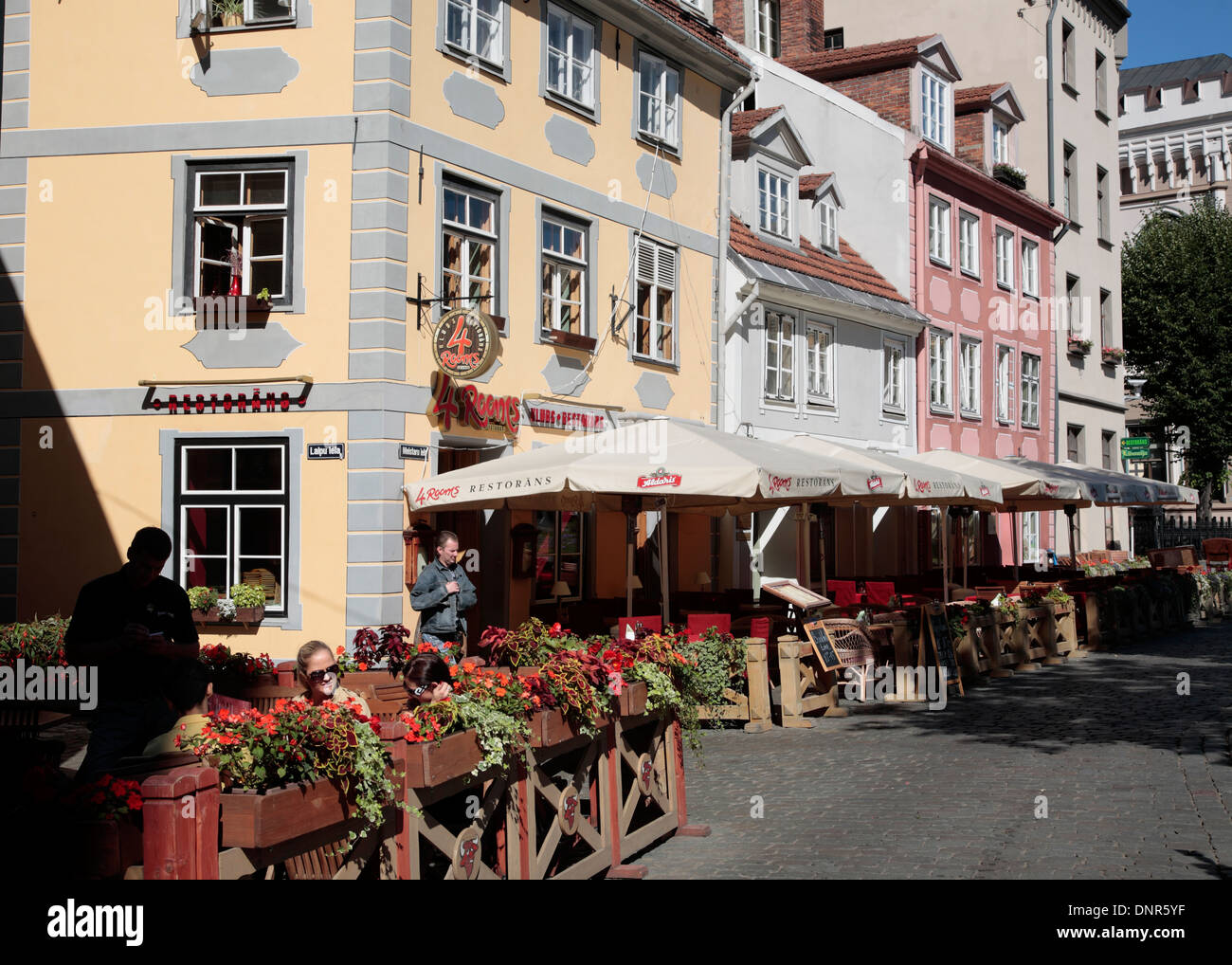 Ristorante a Meistaru iela, Livu Laukums Square, Riga, Lettonia Foto Stock