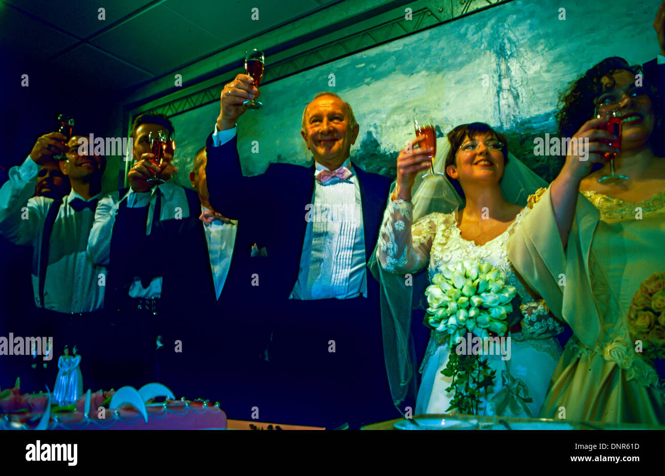 Amsterdam, Olanda, Coppie di gruppo che fanno toast alla prima celebrazione  del matrimonio gay dello stesso sesso, matrimonio omosessuale Foto stock -  Alamy