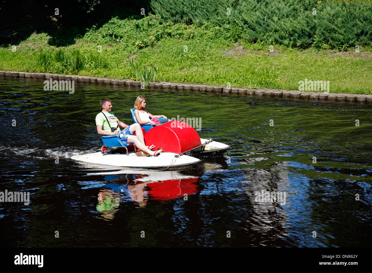 Paddelboat su Pilsetas canal, Bastejkalns park , Riga, Lettonia, Europa Foto Stock