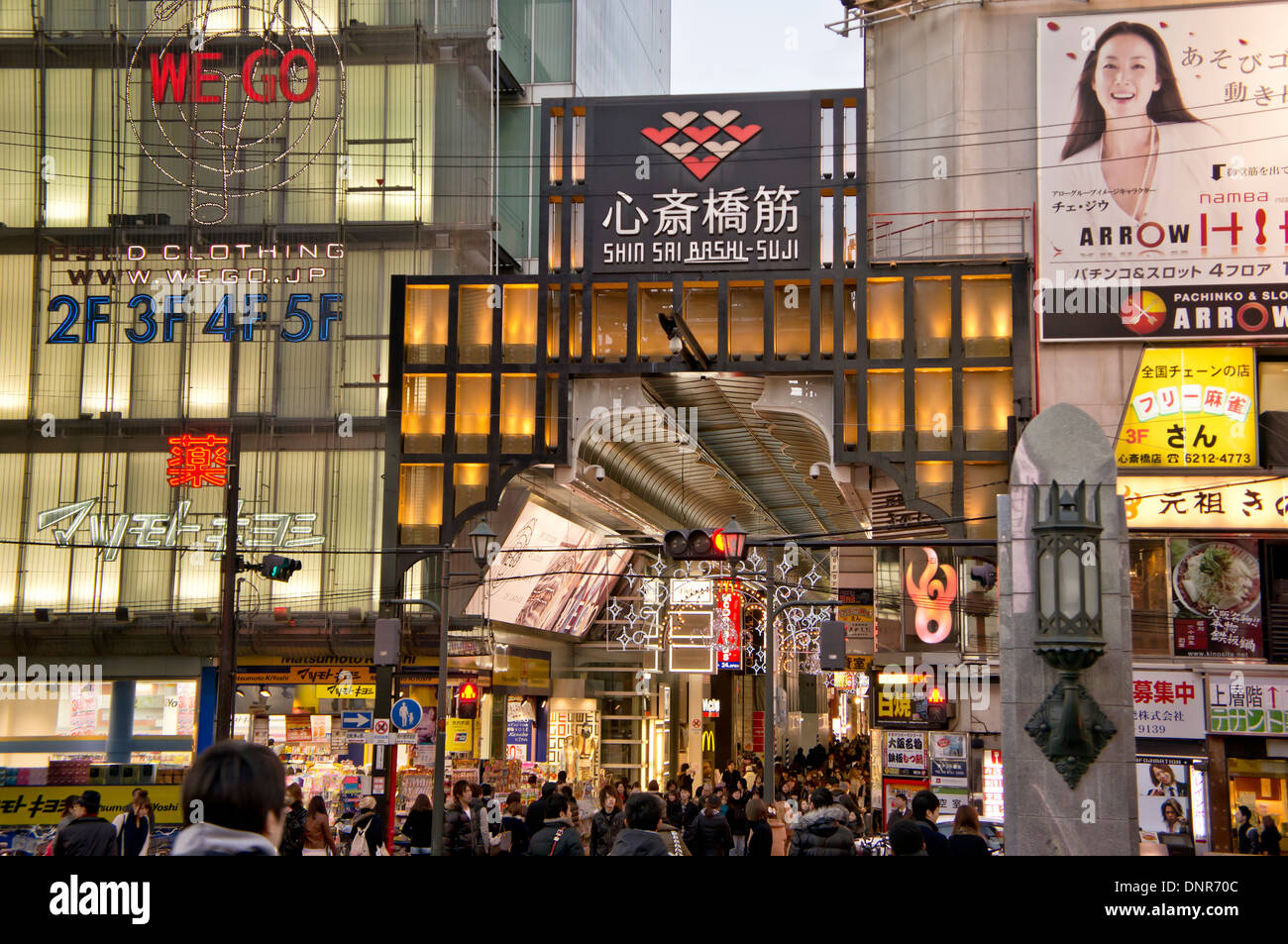 La folla all'entrata di Shinsaibashi-suji Shopping Street, Osaka, Giappone Foto Stock