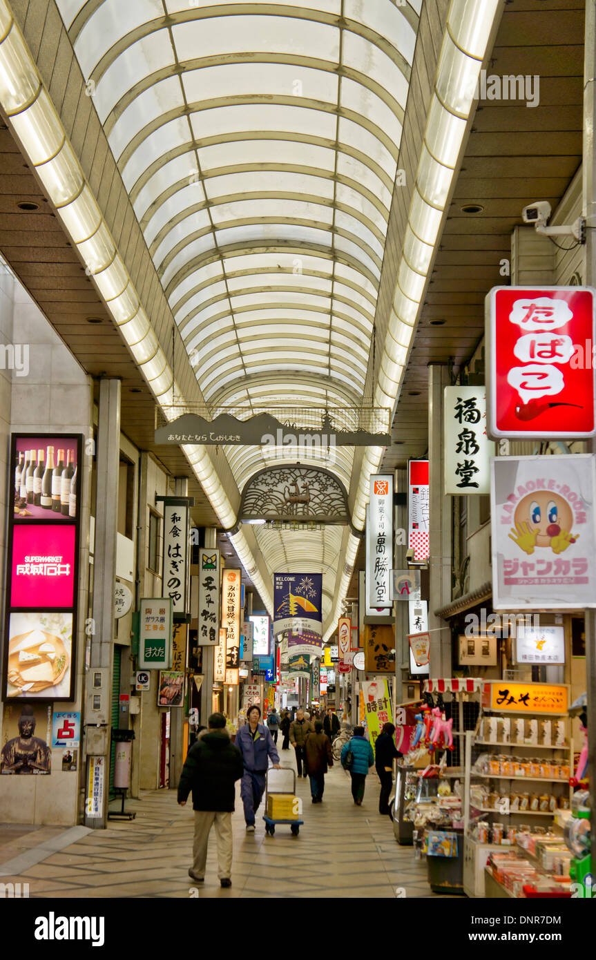 Higashimuki Shopping Arcade presso La Kintetsu Nara dalla stazione di Nara, Giappone Foto Stock