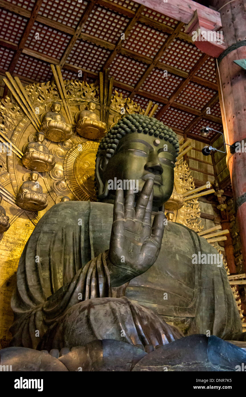 Gigantesca statua del Buddha nello storico Tempio di Todai-ji di Nara, Giappone Foto Stock