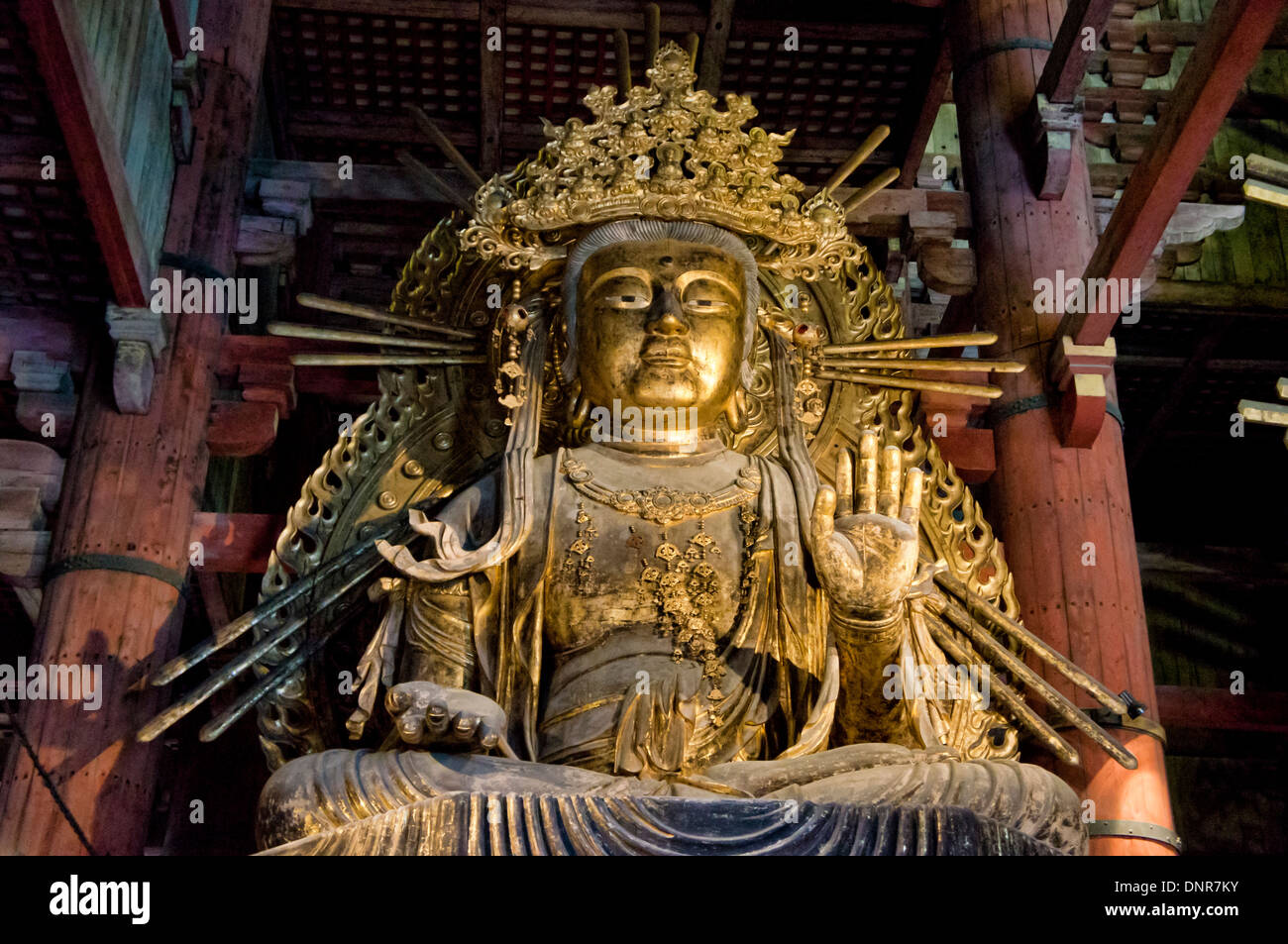 Statua di Buddha nello storico Tempio di Todai-ji di Nara, Giappone Foto Stock