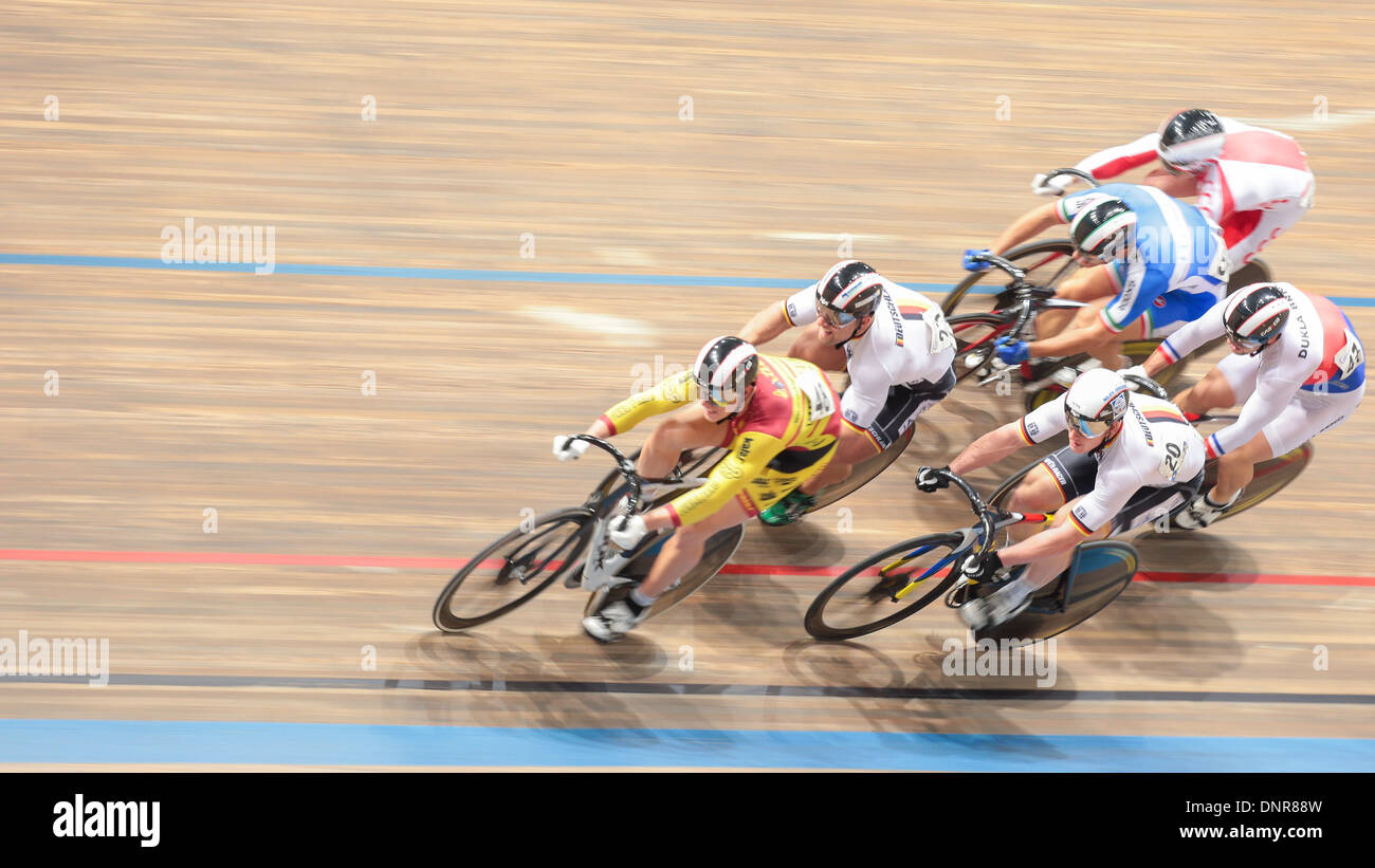 VIENNA, Austria - 4 ottobre Tomas Babek (#48 Repubblica Ceca) i luoghi di terza negli uomini keirin elite finali al GP Vienna Foto Stock