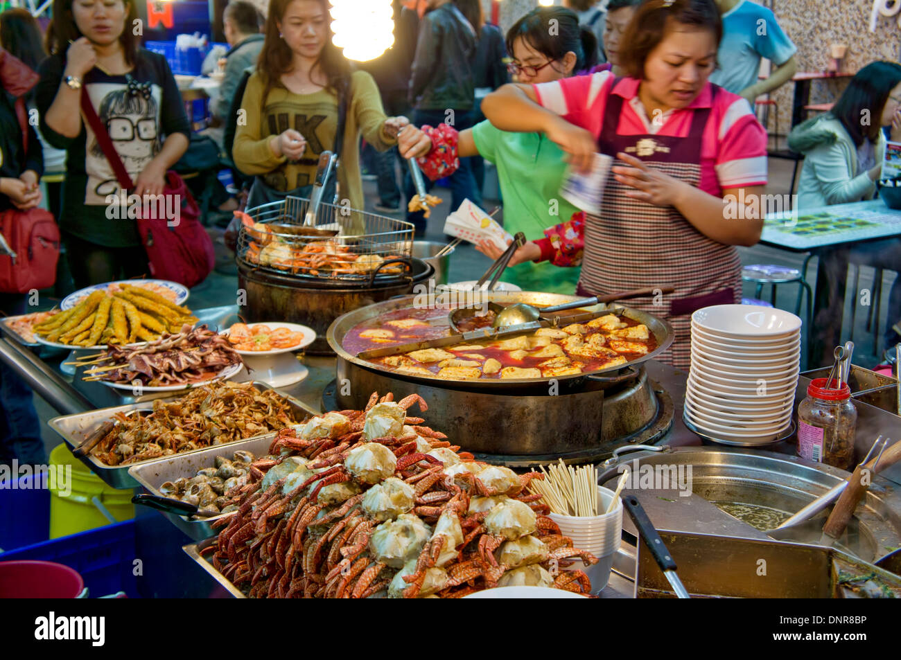 Il fornitore locale di vendita snack alimentare nella notte di Shilin Maket, Taipei, Taiwan Foto Stock