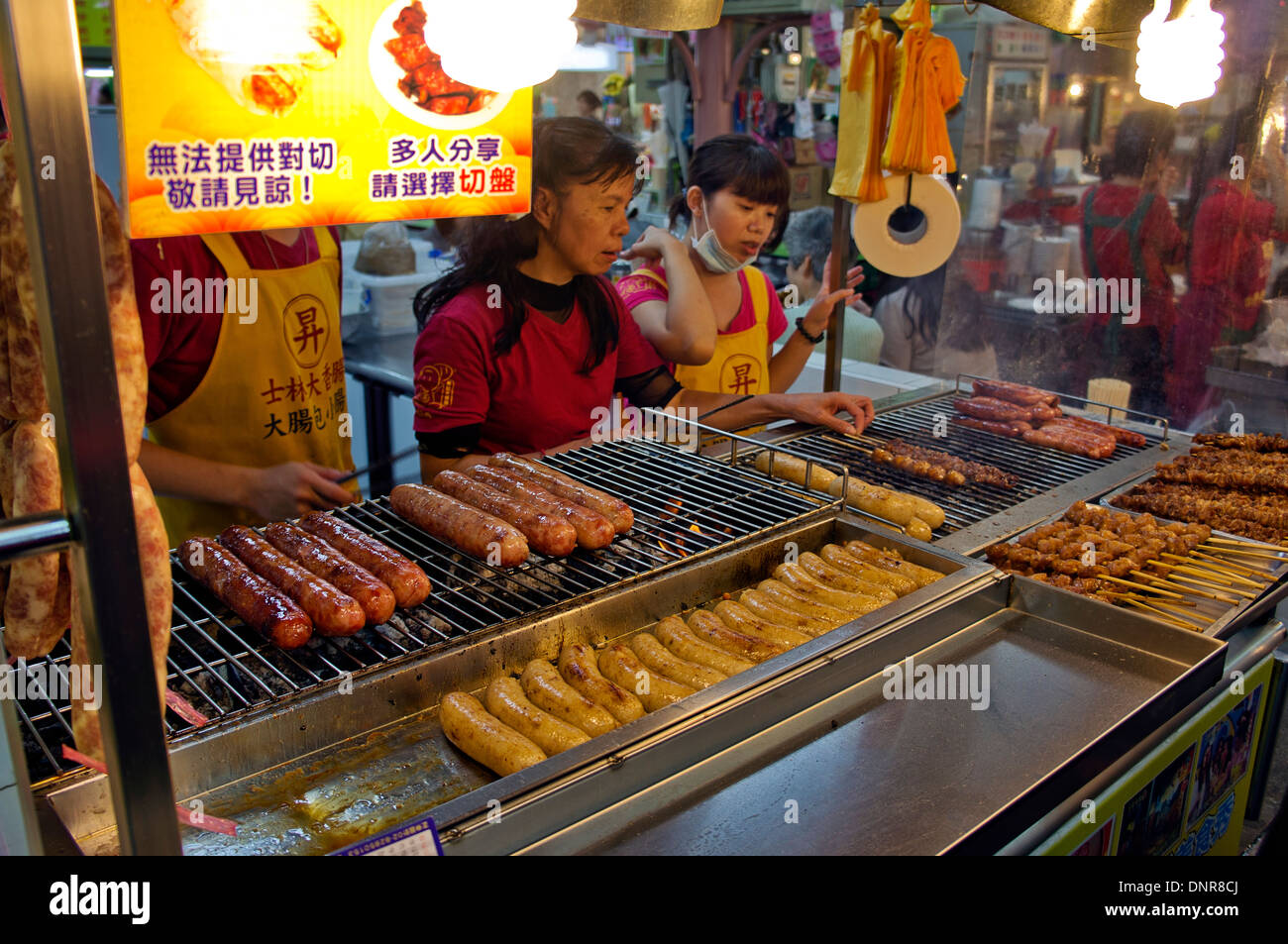 Il fornitore locale di vendita snack alimentare nella notte di Shilin Maket, Taipei, Taiwan Foto Stock
