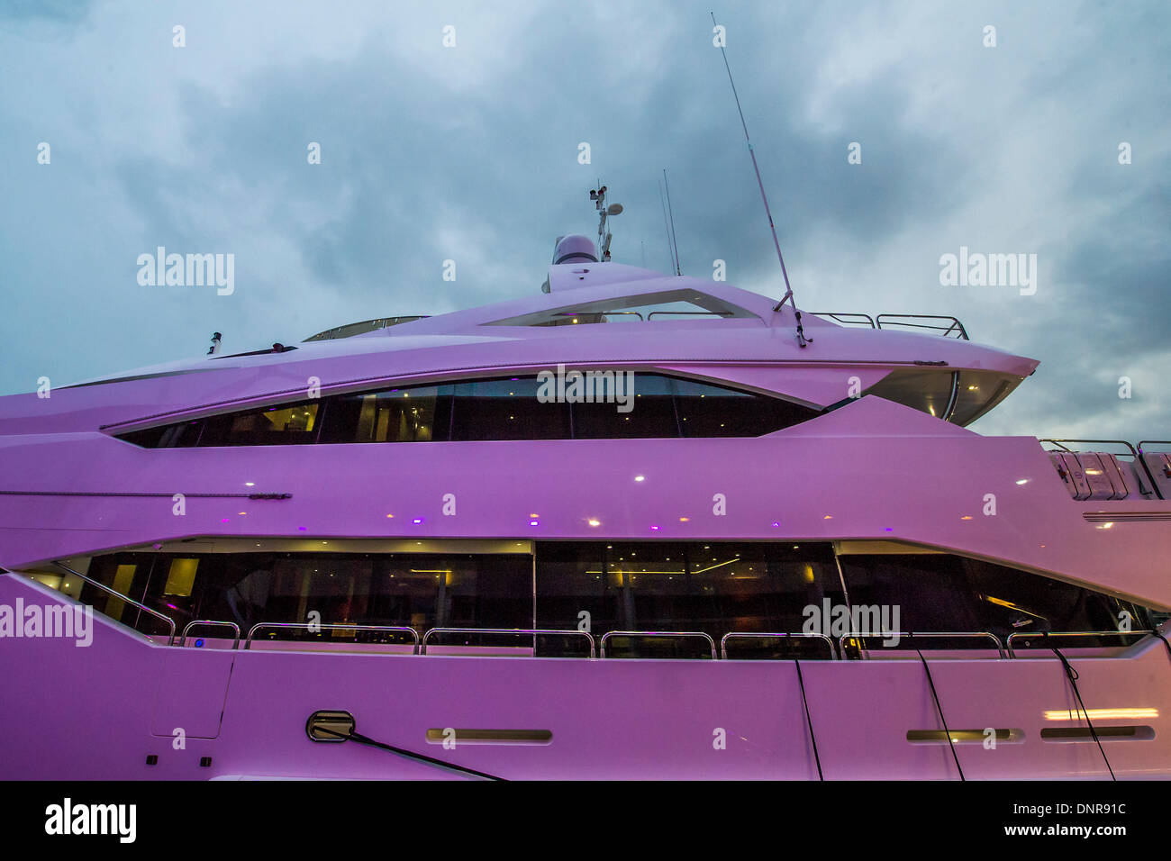 Londra, Regno Unito. 04 gen 2014. Il Sunseeker 40m è il più costoso barca a mostrare a circa £ 16,5 m e attira molti acquirenti finestra sulla banchina dove è ormeggiato al Royal Victoria Dock. Il London Boat Show si apre al centro Excel, Docklands, Londra, UK Credit: Guy Bell/Alamy Live News Foto Stock