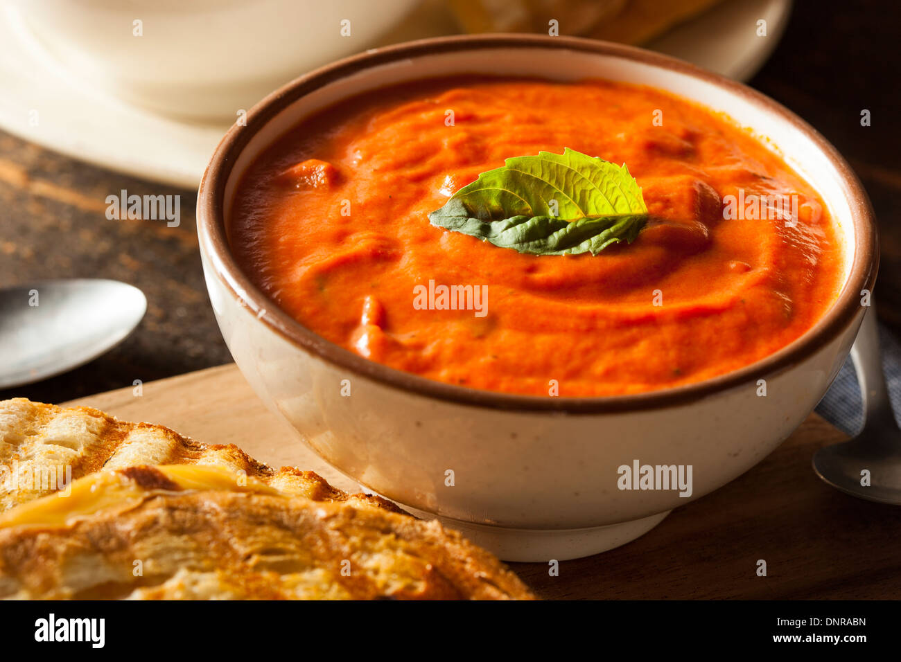 Formaggio alla griglia panino con crema di pomodoro zuppa di basilico Foto Stock