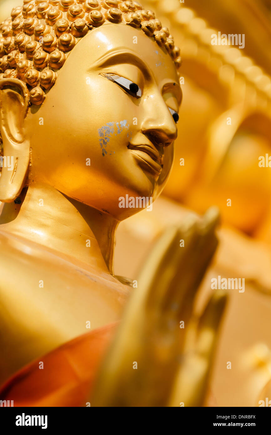 Oro statua del Buddha in Mae Sot, Thailandia Foto Stock