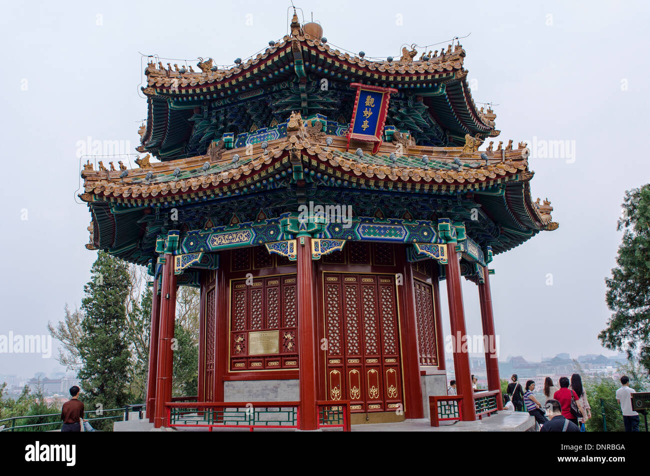 Il Guanmiao Pavilion nel Parco Jingshan in Pechino, Cina Foto Stock