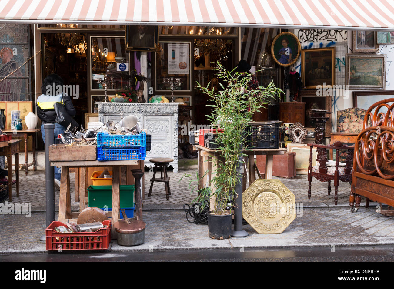 Il Marché aux Puces (mercato delle pulci) a St-Ouen vicino a Clignancourt nel nord di Parigi, Francia. Foto Stock