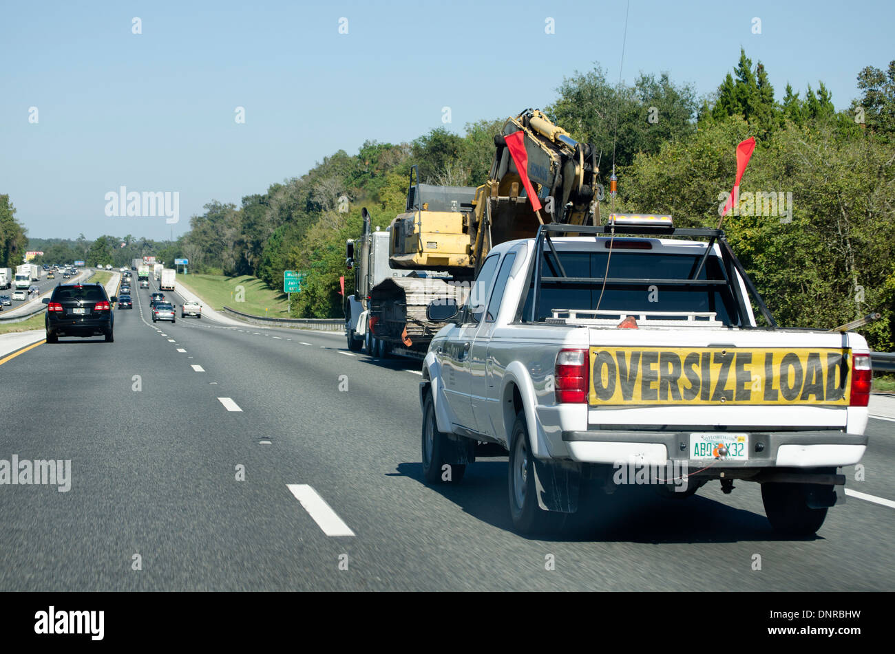 Escort carrello del veicolo con carico oversize su I 75 autostrada America USA Foto Stock