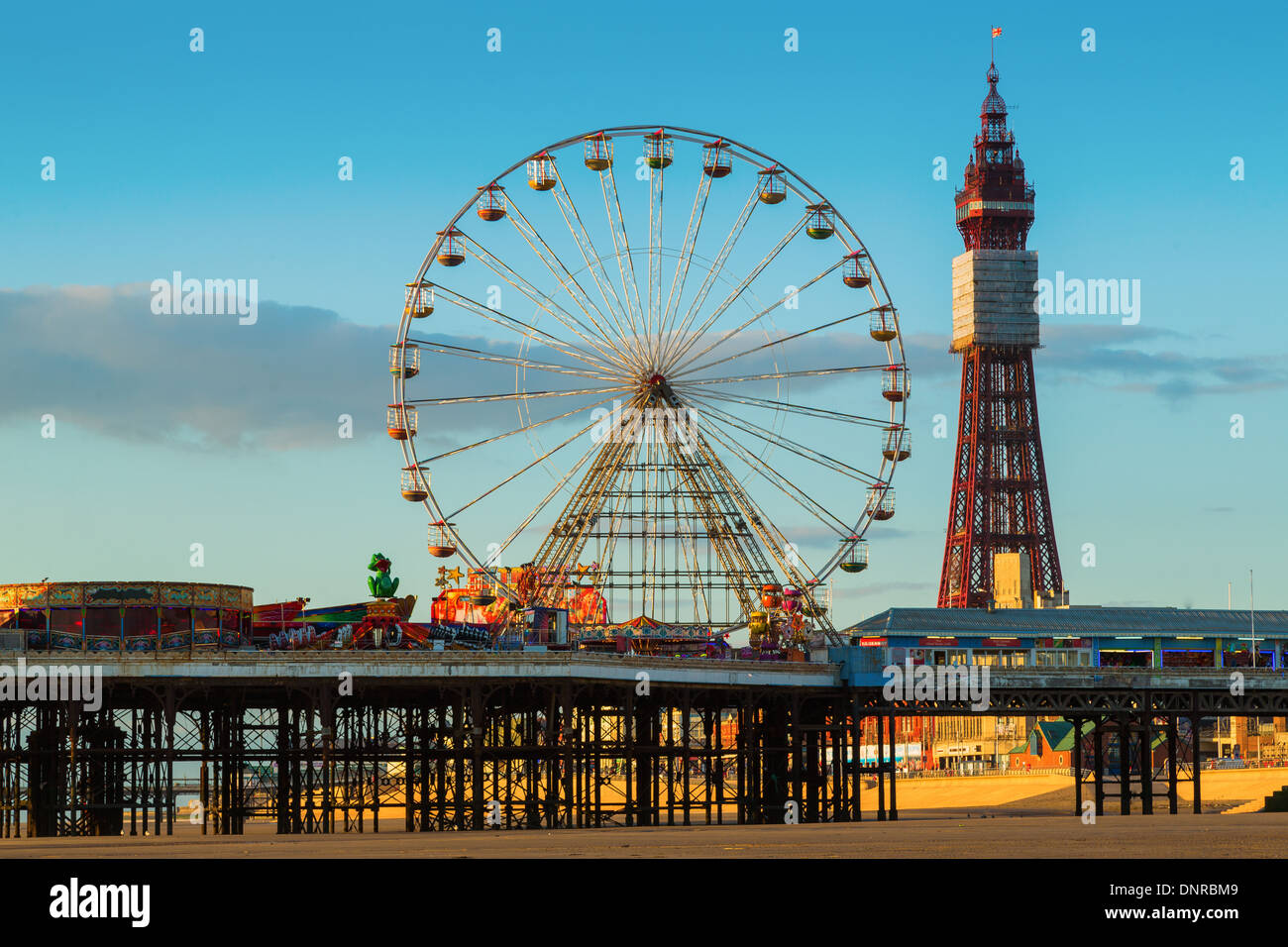 Blackpool Central Pier con la ruota panoramica e la torre Foto Stock