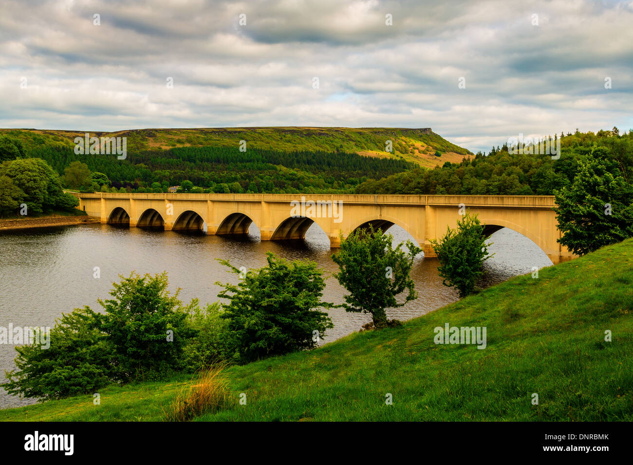 Ashopton viadotto, Ladybower Reservoir, Peak District, DERBYSHIRE REGNO UNITO Foto Stock