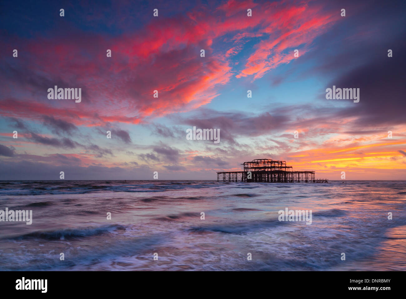 Molo Ovest di Brighton al tramonto, Sussex, Regno Unito. Esposizione lunga Foto Stock